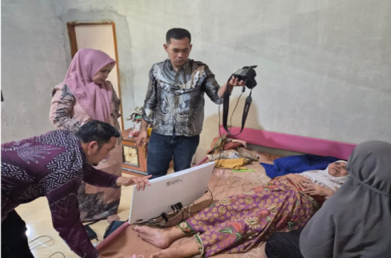 Disdukcapil Kampar Berikan Pelayanan Perekaman e-KTP bagi Lansia Berketerbatasan Mobilitas