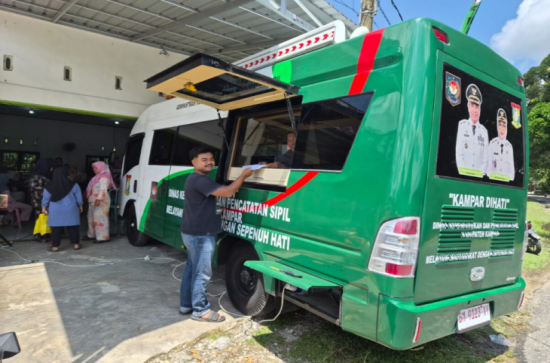 Disdukcapil Kampar Jemput Bola Rekam e-KTP dan Adminduk di Pulau Terap